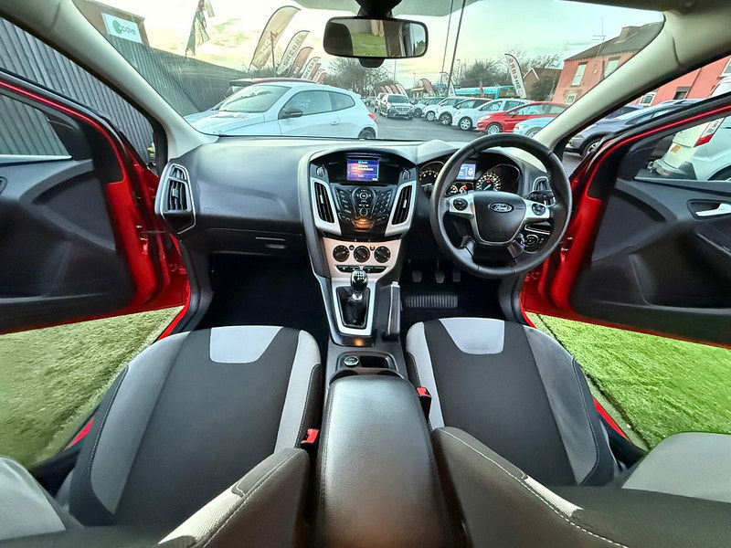 Ford Focus 1.0T EcoBoost Zetec Navigator Hatchback 5dr Petrol Manual Euro 5 (s/s) (125 ps) 5dr Manual 2025