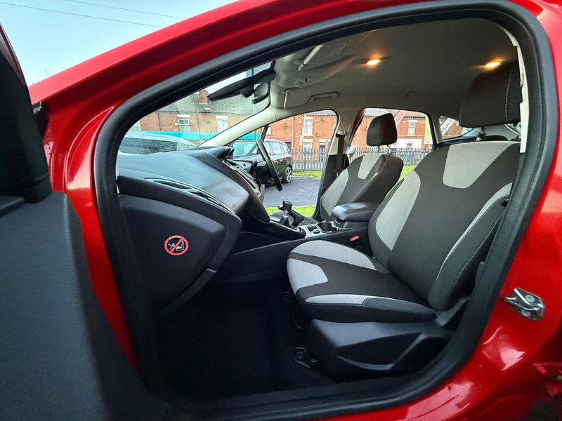 Ford Focus 1.0T EcoBoost Zetec Navigator Hatchback 5dr Petrol Manual Euro 5 (s/s) (125 ps) 5dr Manual 2025