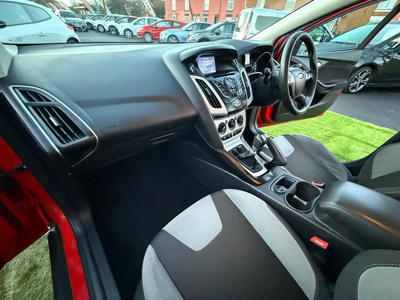 Ford Focus 1.0T EcoBoost Zetec Navigator Hatchback 5dr Petrol Manual Euro 5 (s/s) (125 ps) 5dr Manual 2025