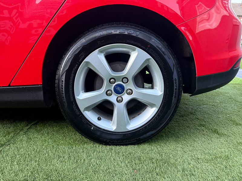 Ford Focus 1.0T EcoBoost Zetec Navigator Hatchback 5dr Petrol Manual Euro 5 (s/s) (125 ps) 5dr Manual 2025