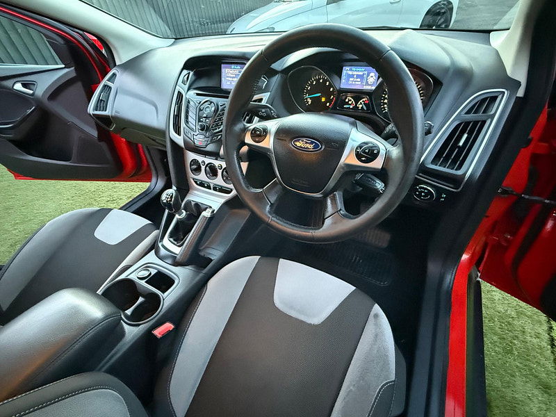 Ford Focus 1.0T EcoBoost Zetec Navigator Hatchback 5dr Petrol Manual Euro 5 (s/s) (125 ps) 5dr Manual 2025