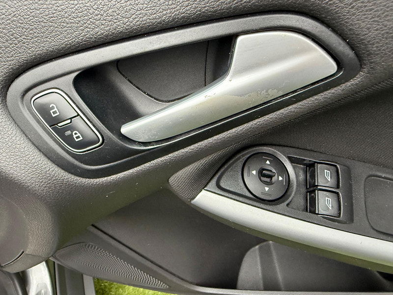 Ford Focus 1.6 Zetec Hatchback 5dr Petrol Powershift Euro 6 (125 ps) 5dr Automatic 2025