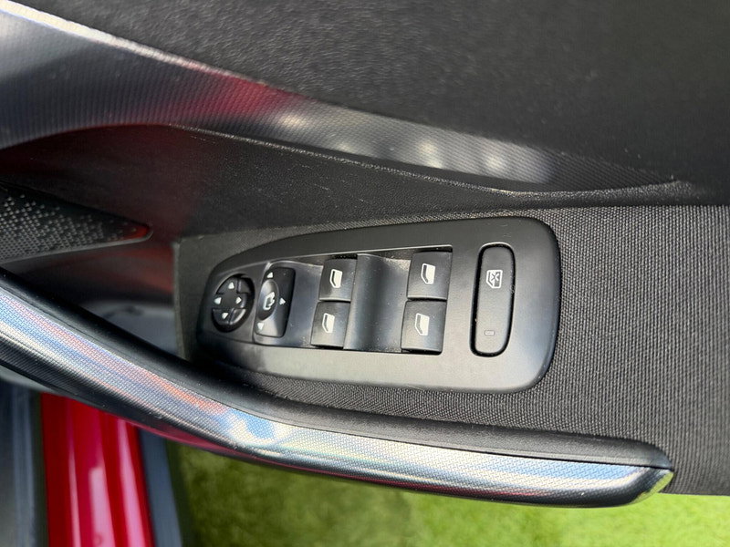 Peugeot 2008 1.2 PureTech Allure SUV 5dr Petrol Manual Euro 6 (82 ps) 5dr Manual 2026