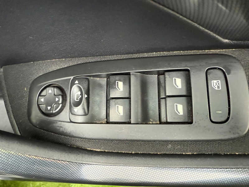 Peugeot 2008 1.6 BlueHDi Allure SUV 5dr Diesel Manual Euro 6 (100 ps) 5dr Manual 2025