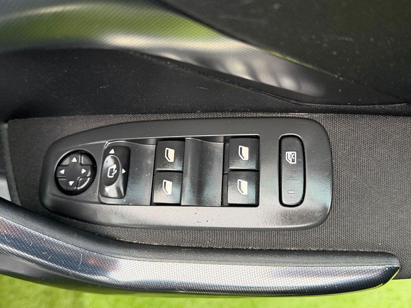 Peugeot 2008 1.6 e-HDi Allure SUV 5dr Diesel EGC Euro 5 (s/s) (92 ps) 5dr Automatic 2026