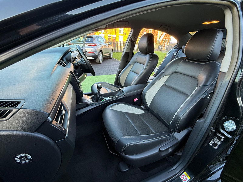 Toyota Avensis 2.0 D-4D Business Edition Plus Saloon 4dr Diesel Manual Euro 6 (s/s) (143 ps) 4dr Manual 2025