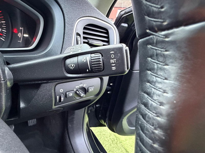 Volvo V40 1.6 D2 SE Lux Hatchback 5dr Diesel Manual Euro 5 (s/s) (115 ps) 5dr Manual 2026