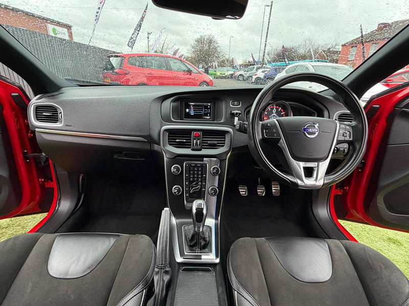 Volvo V40 2.0 T2 R-Design Hatchback 5dr Petrol Manual Euro 6 (s/s) (122 ps) 5dr Manual 2026