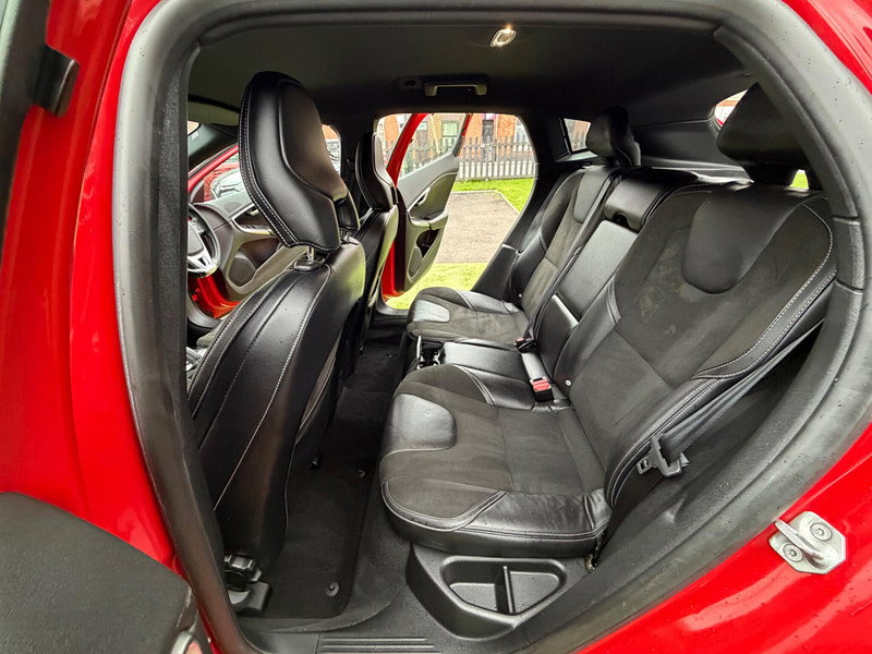 Volvo V40 2.0 T2 R-Design Hatchback 5dr Petrol Manual Euro 6 (s/s) (122 ps) 5dr Manual 2026