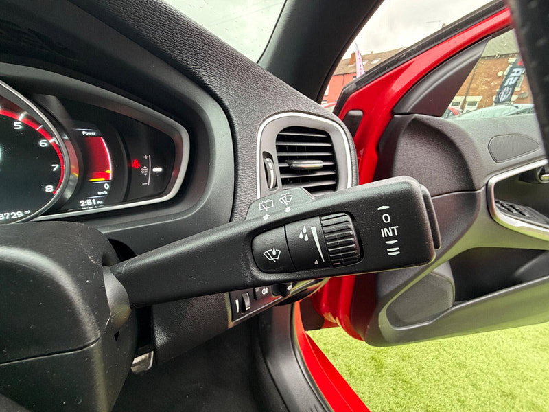 Volvo V40 2.0 T2 R-Design Hatchback 5dr Petrol Manual Euro 6 (s/s) (122 ps) 5dr Manual 2026