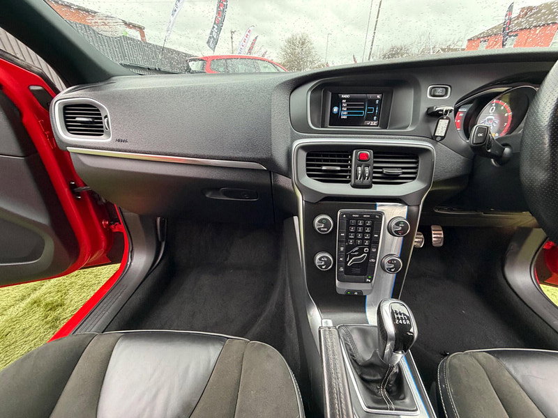 Volvo V40 2.0 T2 R-Design Hatchback 5dr Petrol Manual Euro 6 (s/s) (122 ps) 5dr Manual 2026