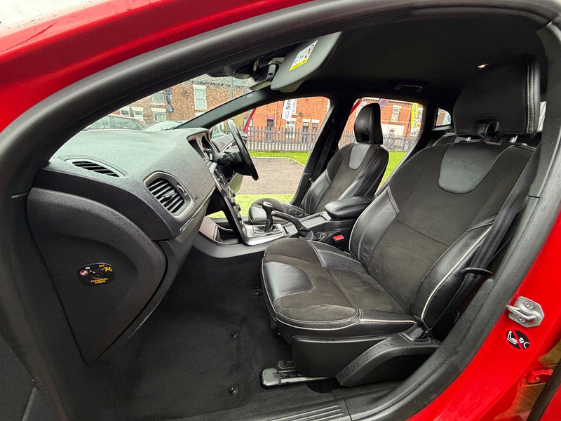 Volvo V40 2.0 T2 R-Design Hatchback 5dr Petrol Manual Euro 6 (s/s) (122 ps) 5dr Manual 2026