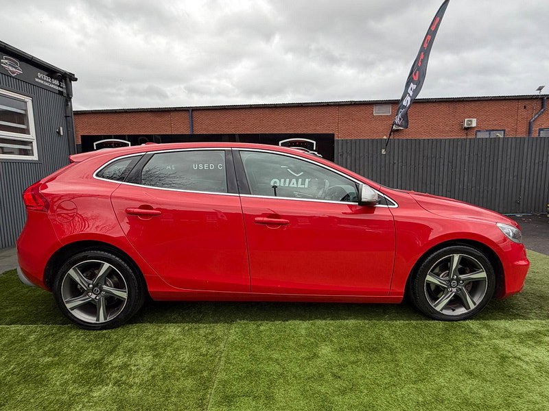 Volvo V40 2.0 T2 R-Design Hatchback 5dr Petrol Manual Euro 6 (s/s) (122 ps) 5dr Manual 2026