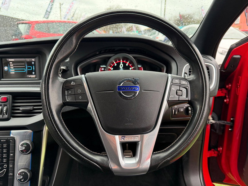 Volvo V40 2.0 T2 R-Design Hatchback 5dr Petrol Manual Euro 6 (s/s) (122 ps) 5dr Manual 2026