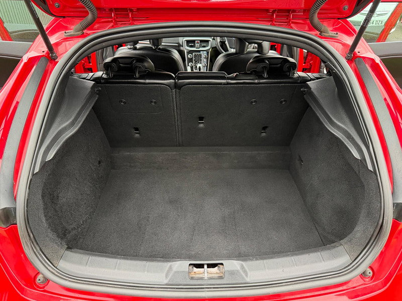 Volvo V40 2.0 T2 R-Design Hatchback 5dr Petrol Manual Euro 6 (s/s) (122 ps) 5dr Manual 2026