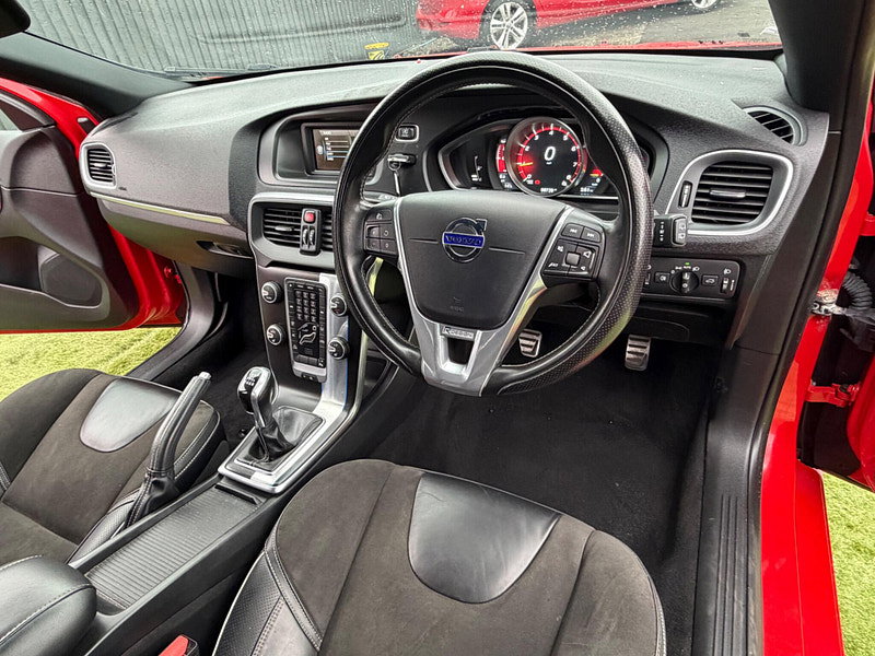 Volvo V40 2.0 T2 R-Design Hatchback 5dr Petrol Manual Euro 6 (s/s) (122 ps) 5dr Manual 2026