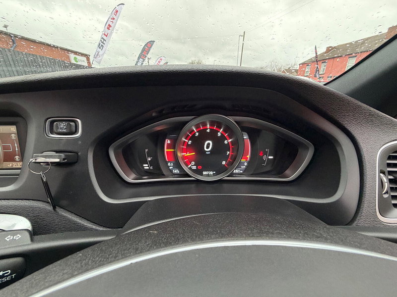 Volvo V40 2.0 T2 R-Design Hatchback 5dr Petrol Manual Euro 6 (s/s) (122 ps) 5dr Manual 2026