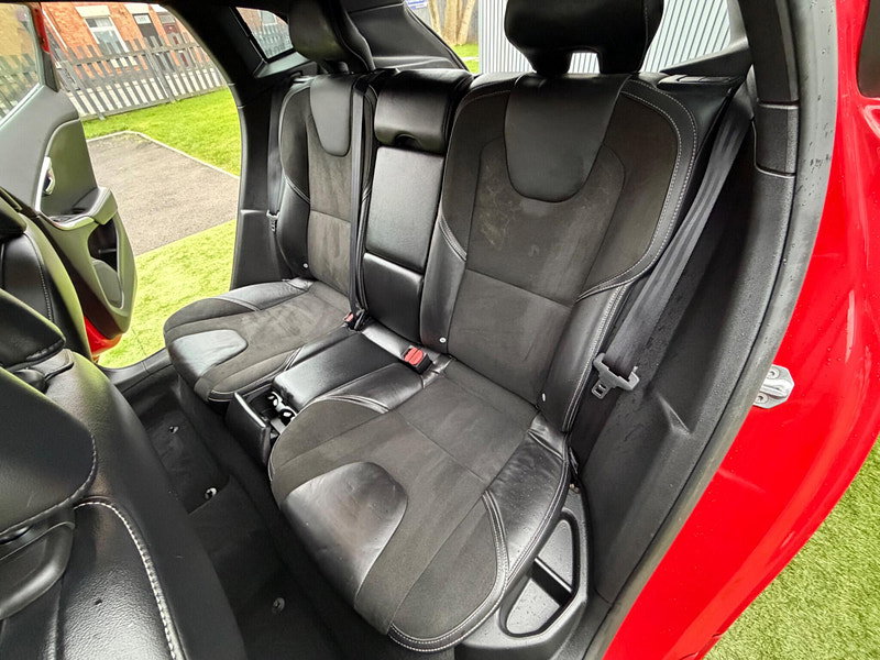 Volvo V40 2.0 T2 R-Design Hatchback 5dr Petrol Manual Euro 6 (s/s) (122 ps) 5dr Manual 2026