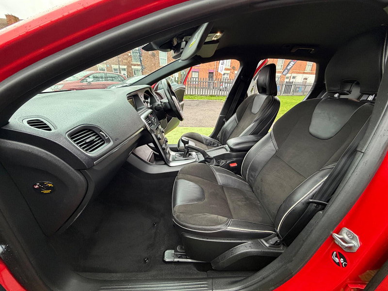 Volvo V40 2.0 T2 R-Design Hatchback 5dr Petrol Manual Euro 6 (s/s) (122 ps) 5dr Manual 2026