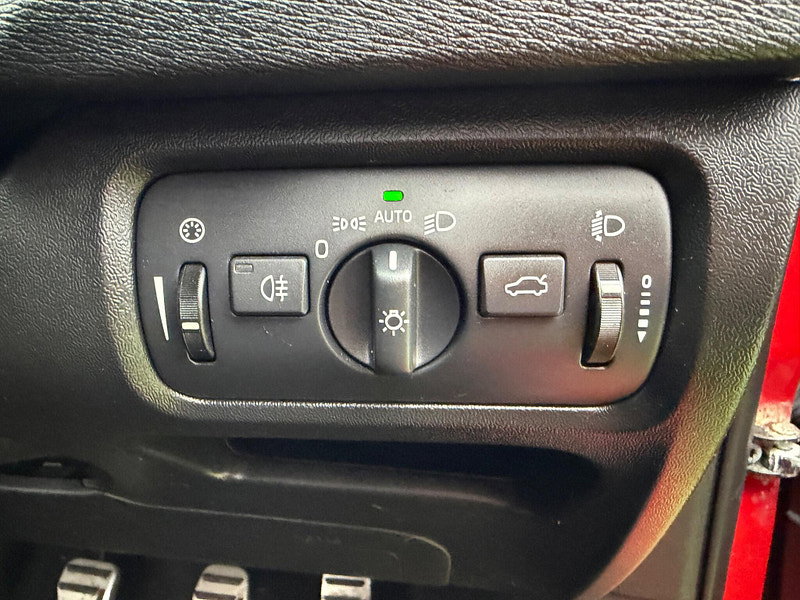 Volvo V40 2.0 T2 R-Design Hatchback 5dr Petrol Manual Euro 6 (s/s) (122 ps) 5dr Manual 2026