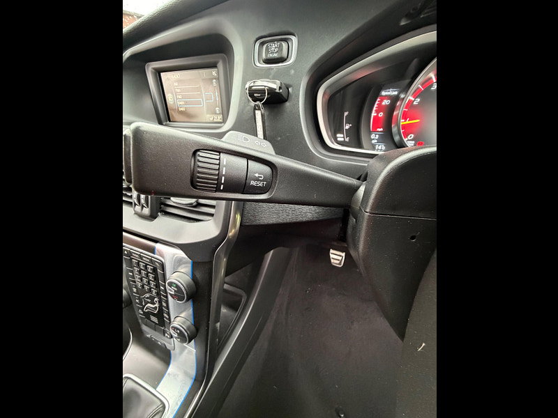 Volvo V40 2.0 T2 R-Design Hatchback 5dr Petrol Manual Euro 6 (s/s) (122 ps) 5dr Manual 2026