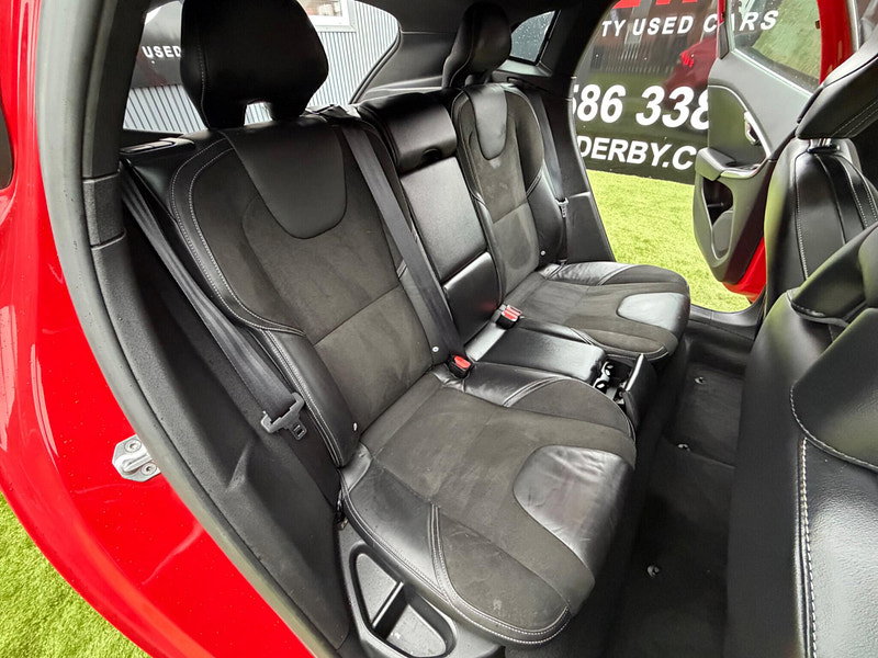 Volvo V40 2.0 T2 R-Design Hatchback 5dr Petrol Manual Euro 6 (s/s) (122 ps) 5dr Manual 2026