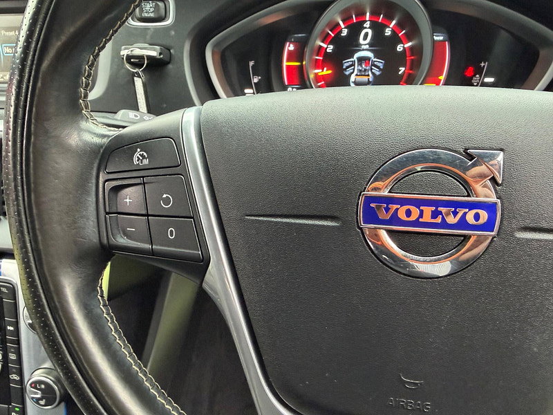 Volvo V40 2.0 T2 R-Design Hatchback 5dr Petrol Manual Euro 6 (s/s) (122 ps) 5dr Manual 2026