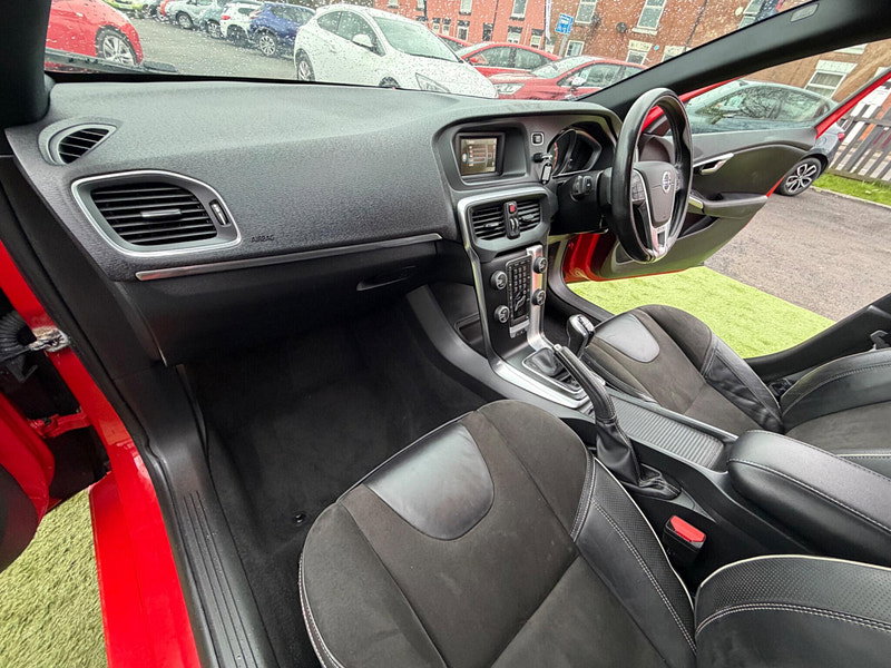 Volvo V40 2.0 T2 R-Design Hatchback 5dr Petrol Manual Euro 6 (s/s) (122 ps) 5dr Manual 2026