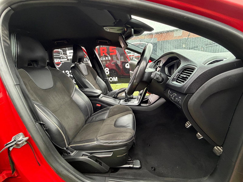 Volvo V40 2.0 T2 R-Design Hatchback 5dr Petrol Manual Euro 6 (s/s) (122 ps) 5dr Manual 2026