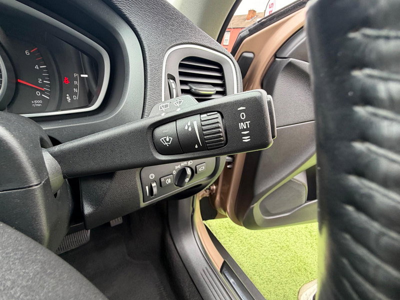 Volvo V40 Cross Country 1.6 D2 Lux Hatchback 5dr Diesel Powershift Euro 5 (s/s) (115 ps) 5dr Automatic 2026