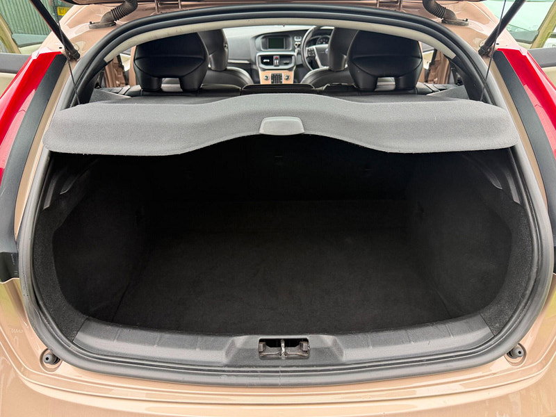 Volvo V40 Cross Country 1.6 D2 Lux Hatchback 5dr Diesel Powershift Euro 5 (s/s) (115 ps) 5dr Automatic 2026