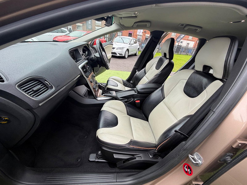 Volvo V40 Cross Country 1.6 D2 Lux Hatchback 5dr Diesel Powershift Euro 5 (s/s) (115 ps) 5dr Automatic 2026