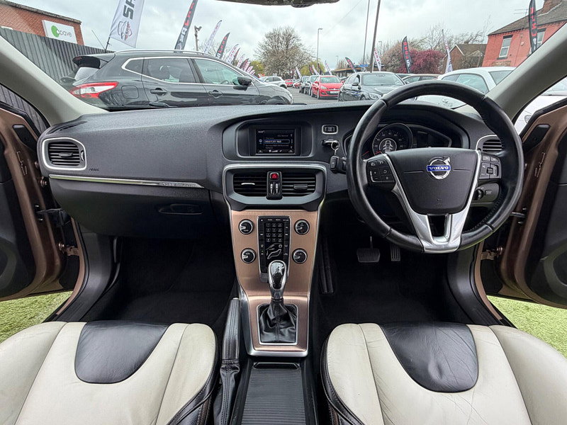 Volvo V40 Cross Country 1.6 D2 Lux Hatchback 5dr Diesel Powershift Euro 5 (s/s) (115 ps) 5dr Automatic 2026