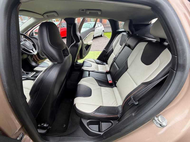 Volvo V40 Cross Country 1.6 D2 Lux Hatchback 5dr Diesel Powershift Euro 5 (s/s) (115 ps) 5dr Automatic 2026