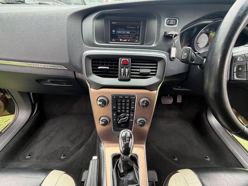 Volvo V40 Cross Country 1.6 D2 Lux Hatchback 5dr Diesel Powershift Euro 5 (s/s) (115 ps) 5dr Automatic 2026