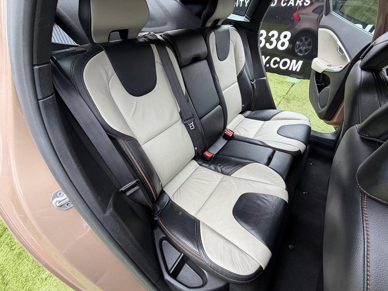 Volvo V40 Cross Country 1.6 D2 Lux Hatchback 5dr Diesel Powershift Euro 5 (s/s) (115 ps) 5dr Automatic 2026