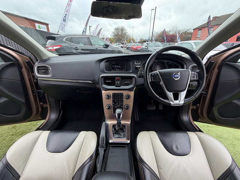 Volvo V40 Cross Country 1.6 D2 Lux Hatchback 5dr Diesel Powershift Euro 5 (s/s) (115 ps) 5dr Automatic 2026