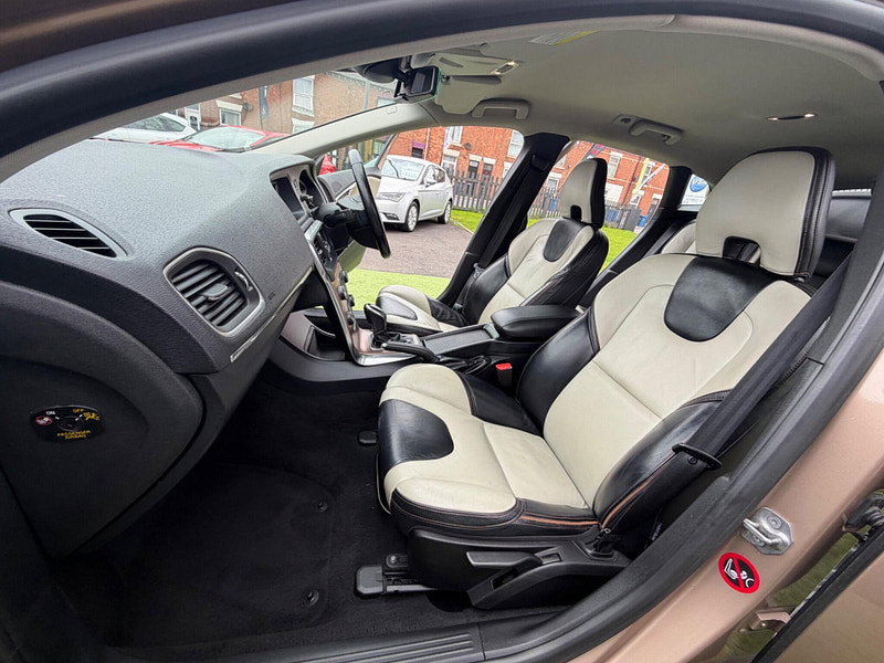 Volvo V40 Cross Country 1.6 D2 Lux Hatchback 5dr Diesel Powershift Euro 5 (s/s) (115 ps) 5dr Automatic 2026