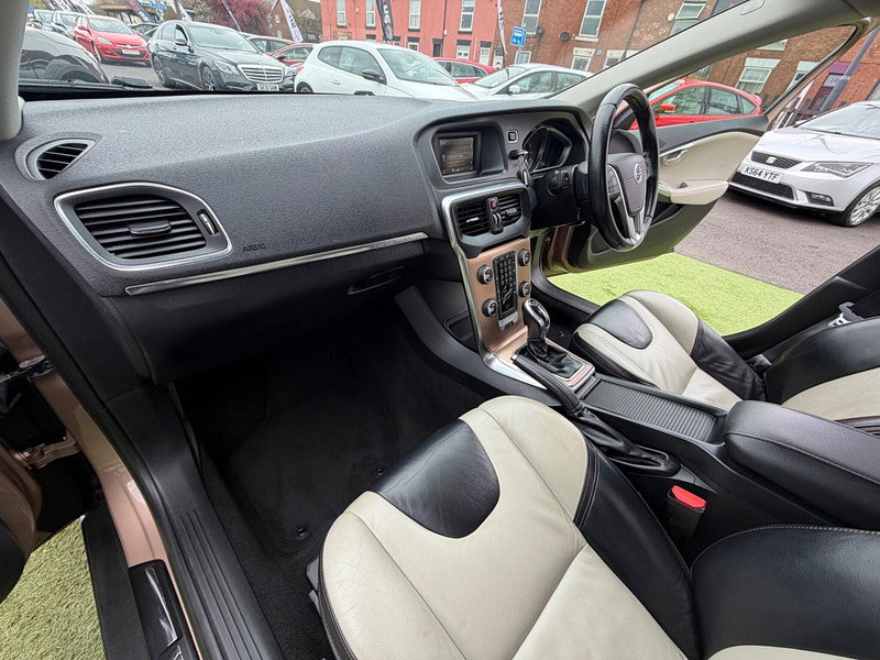 Volvo V40 Cross Country 1.6 D2 Lux Hatchback 5dr Diesel Powershift Euro 5 (s/s) (115 ps) 5dr Automatic 2026