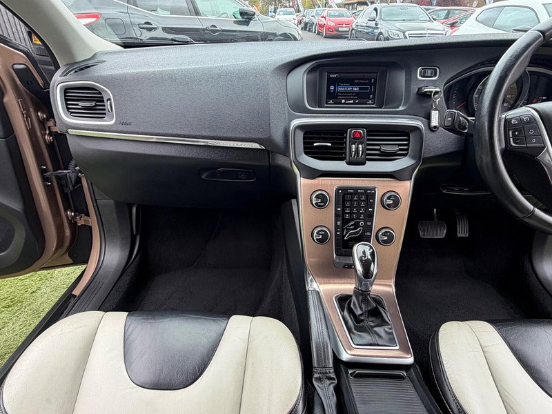 Volvo V40 Cross Country 1.6 D2 Lux Hatchback 5dr Diesel Powershift Euro 5 (s/s) (115 ps) 5dr Automatic 2026