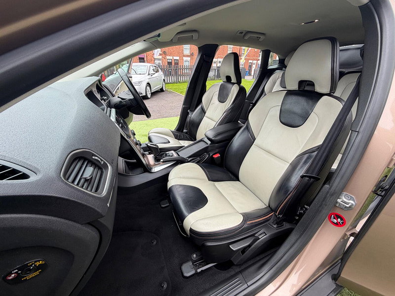 Volvo V40 Cross Country 1.6 D2 Lux Hatchback 5dr Diesel Powershift Euro 5 (s/s) (115 ps) 5dr Automatic 2026