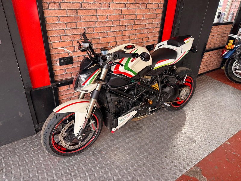 DUCATI Streetfighter 1100 TRICOLORE LOW MILES LOTS OF EXTRAS