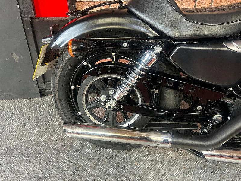 Harley-Davidson Sportster 883 XL883N Iron 883