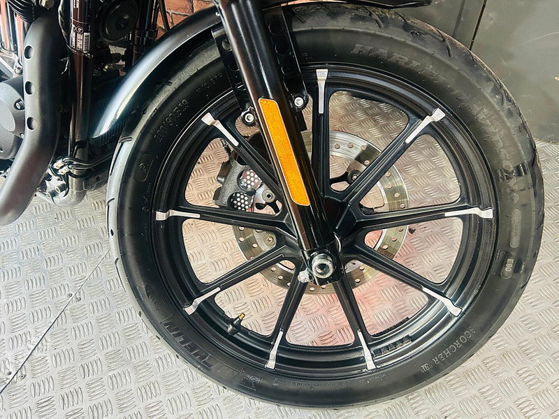 Harley-Davidson Sportster 883 XL883N Iron 883