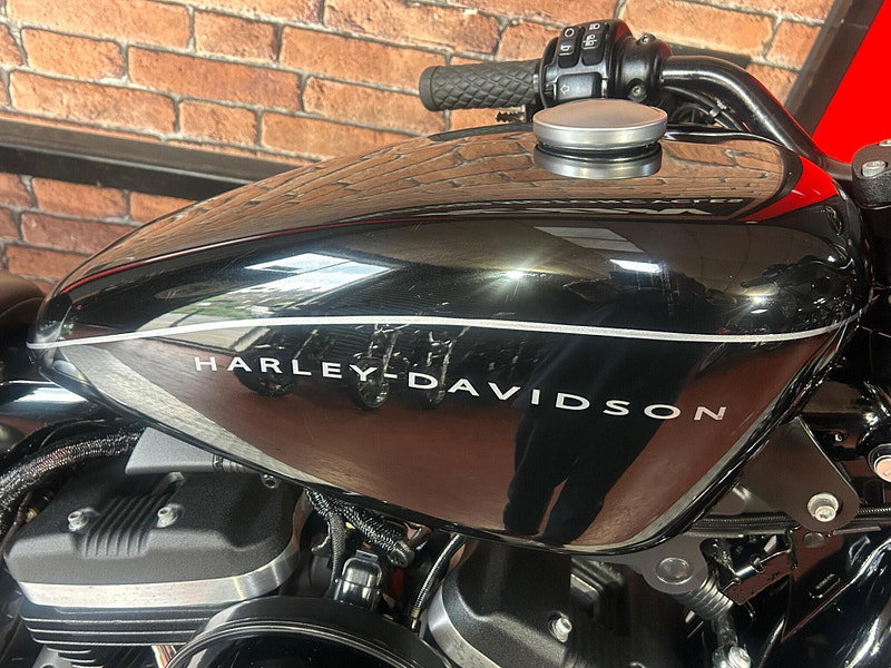 Harley-Davidson Sportster 883 XL883N Iron 883