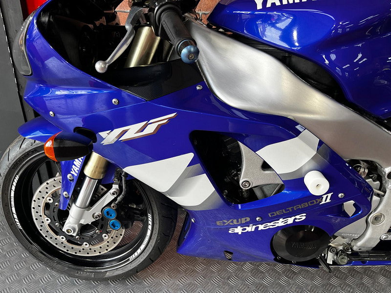 Yamaha R1 1000