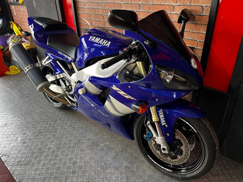 Yamaha R1 1000