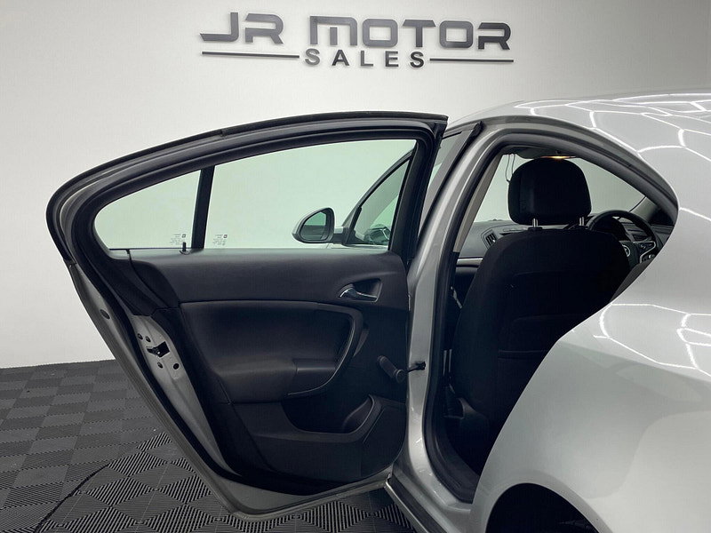 Vauxhall Insignia 1.8 16V Design Euro 5 5dr