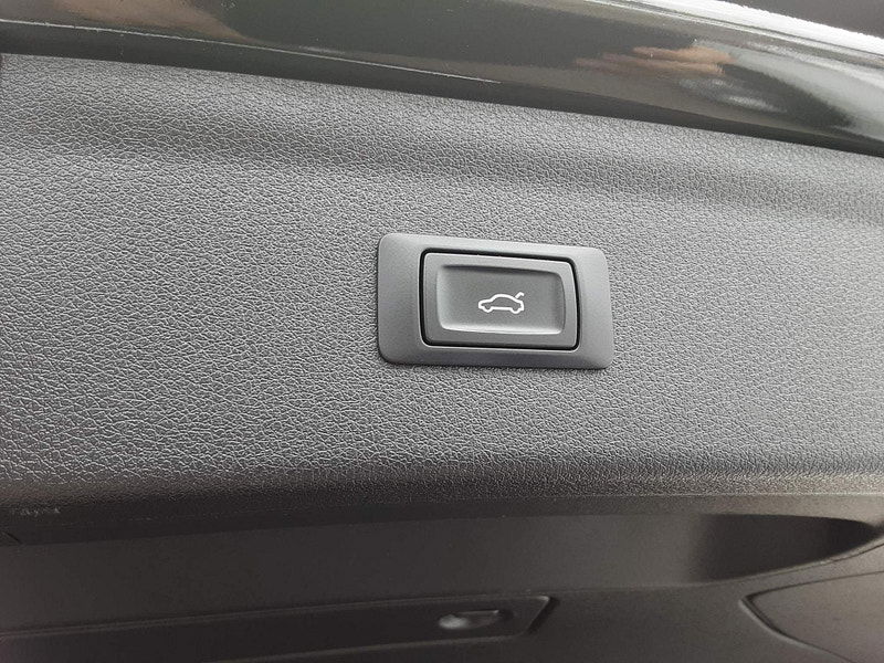 Audi Q3 2.0 TDI S Line 5dr (FULL LEATHER+SAT NAV+REVERSE CAMERA+GLASS ROOF) 5dr Manual 2026