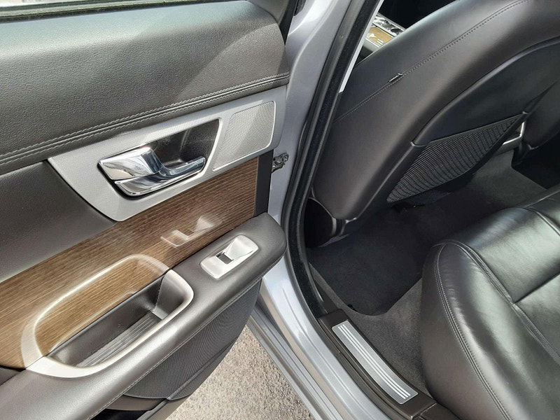 Jaguar XF 3.0 XF Premium Luxury V6 D Auto 4dr 4dr Automatic 2025